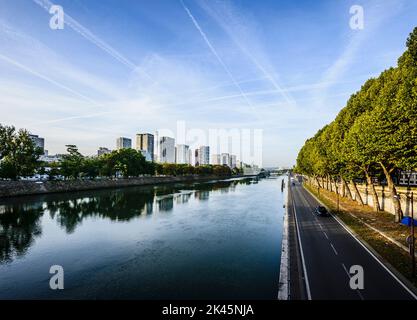 Blick auf die seine, eine Straße am Wasser, Hochhäuser. Stockfoto