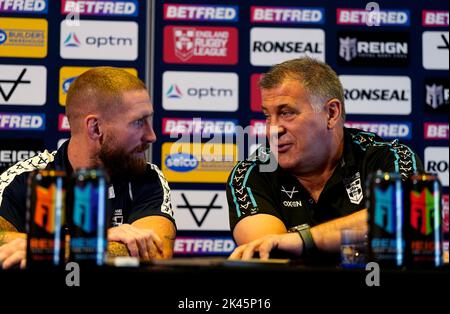 England Kapitän Sam Tomkins (links) und Cheftrainer Shaun schwänzen während einer Pressekonferenz im Worsley Park Marriott Hotel and Country Club. Bilddatum: Freitag, 30. September 2022. Stockfoto