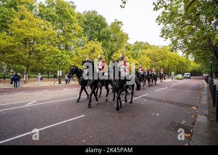 London, Großbritannien. 30 September 2022 . Der Lebensretter des „Household Cavalry Mounted Regiment“ fährt den Verfassungshügel hinunter, während sie nach der Ausübung zeremonieller Pflichten in ihre Baracken im Hyde Park zurückkehren. Kredit: amer ghazzal/Alamy Live Nachrichten. Stockfoto