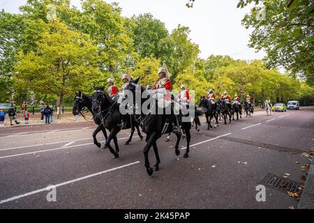 London, Großbritannien. 30 September 2022 . Der Lebensretter des „Household Cavalry Mounted Regiment“ fährt den Verfassungshügel hinunter, während sie nach der Ausübung zeremonieller Pflichten in ihre Baracken im Hyde Park zurückkehren. Kredit: amer ghazzal/Alamy Live Nachrichten. Stockfoto