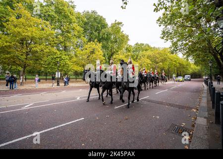 London, Großbritannien. 30 September 2022 . Der Lebensretter des „Household Cavalry Mounted Regiment“ fährt den Verfassungshügel hinunter, während sie nach der Ausübung zeremonieller Pflichten in ihre Baracken im Hyde Park zurückkehren. Kredit: amer ghazzal/Alamy Live Nachrichten. Stockfoto