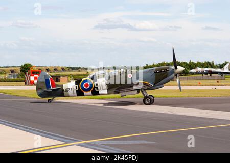 Spitfire MkIXT, Trainer mit 2 Sitzplätzen im Privatbesitz, rollt MJ627 auf der RAF Waddington Air Show 2005. Stockfoto