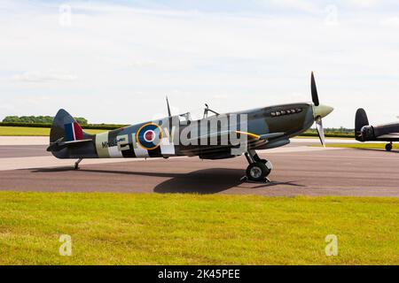 Supermarine Spitfire Mk LFixE, MK356 des Battle of Britain Memorial Flight, BBMF. RAF Waddington Air Show, 2005. Waddington, Lincolnshire, England. Stockfoto