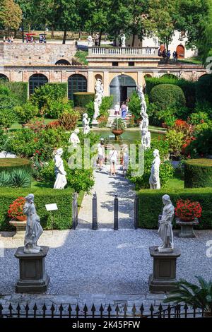 LUCCA, ITALIEN - 16. SEPTEMBER 2018: Dies ist die Gasse entlang einer Reihe von Statuen und Brunnen des barocken Gartens Palazzo Pfanner. Stockfoto