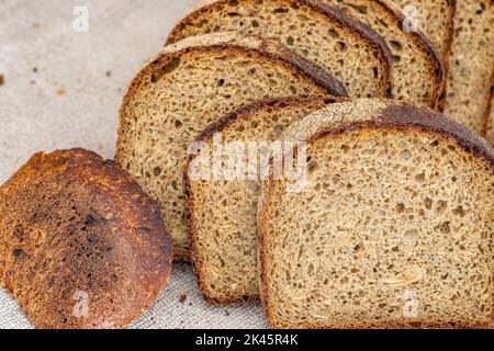 Scheiben Vollkornbrot mit gemischten Samen in Nahaufnahme Stockfoto