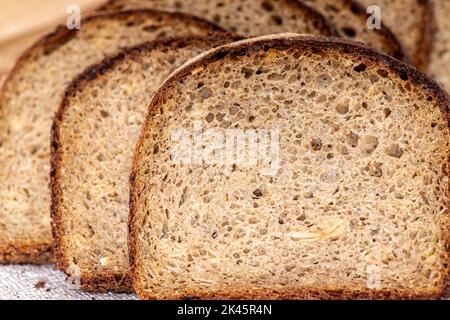 Scheiben Vollkornbrot mit gemischten Samen in Nahaufnahme Stockfoto