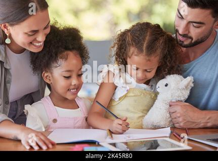 Kinder Hausaufgaben, Familienhilfe und Eltern helfen Kindern bei der Schularbeit, zeichnen in Notizbuch und schreiben Idee zusammen im Haus. Kinder lernen Stockfoto