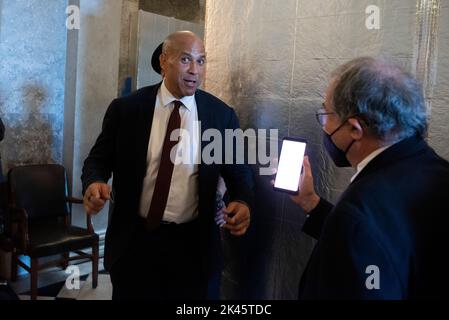 Washington, Vereinigte Staaten Von Amerika. 29. September 2022. Der US-Senator Cory Booker (Demokrat von New Jersey), spricht mit einem Reporter, nachdem er am Donnerstag, den 29. September 2022, im US-Kapitol in Washington, DC, über ein fortgesetztes Resolutionsprogramm zur Finanzierung der US-Regierung vom 1. Oktober bis 16. Dezember abgestimmt hatte. Kredit: Cliff Owen/CNP/Sipa USA Gutschrift: SIPA USA/Alamy Live Nachrichten Stockfoto