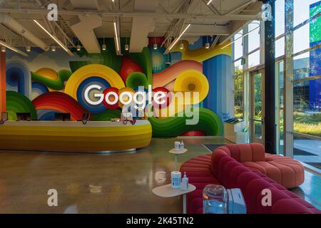 Google-Logo in der Lobby von Gebäude 43 in Mountain View, CA, 2022 entworfen von Ricky Watts Stockfoto