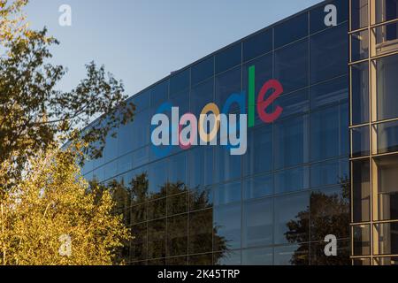 MOUNTAIN VIEW, CA, USA - 29. SEPTEMBER 2022: Das Google-Zeichen ist auf Googleplex, dem Unternehmenshauptsitz von Google und seiner Mutter, zu sehen Stockfoto