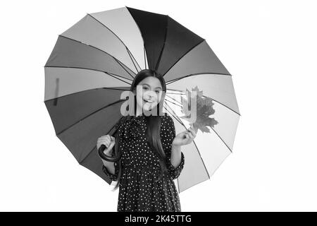 Happy teen Mädchen unter Regenschirm in der Herbstsaison mit Ahornblatt isoliert auf weiß, september. Stockfoto