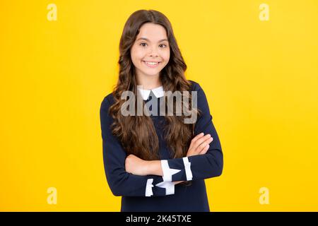 Niedliche präteen Mädchen Kopf geschossen. Kinderportrait auf isoliertem Hintergrund. Schönes Teenager-Gesicht. Stockfoto