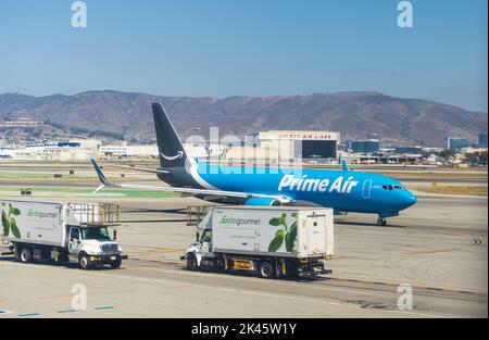 SAN FRANCISCO, USA - 28. AUGUST 2022: Das Amazon-Logo auf einer Prime Air Boeing 767 am Flughafen SFO Stockfoto