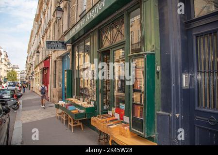 Paris, Frankreich. August 2022. Ein alter Buchladen in der Nähe der Universität in Paris. Hochwertige Fotos Stockfoto