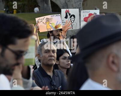 West Hollywood, Usa. 29. September 2022. Hunderte versammeln sich am Donnerstag, dem 29. September 2022, zur Kerzenlichtmahnwache der Iranian American Women Foundation für Mahsa Amini im West Hollywood Park in West Hollywood, Kalifornien. Die iranische Regierung blockierte am Freitag den Zugang zum Internet und zu Messaging-Apps, wobei die Proteste, die durch den Tod von Mahsa Amini, einer jungen Frau, die von der Moralpolizei festgenommen worden war, ausgelöst wurden, verschärft wurden. Foto von Jim Ruymen/UPI Credit: UPI/Alamy Live News Stockfoto