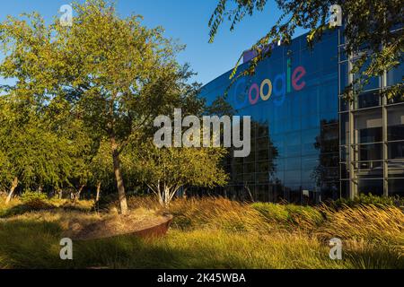 MOUNTAIN VIEW, CA, USA - 29. SEPTEMBER 2022: Das Google-Zeichen ist auf Googleplex, dem Unternehmenshauptsitz von Google und seiner Mutter, zu sehen Stockfoto