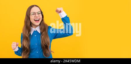 Bildung ist der Schlüssel zum Erfolg. Glücklich Tween Mädchen zeigen siegreiche Geste. Erfolg wird gefeiert. Kindergesicht, horizontales Poster, Teenager-Mädchen isoliert Stockfoto