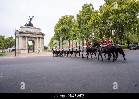 London, Großbritannien. 30 September 2022 . Der King's Life Guard der Household Cavalry berittene Regiment kehrt nach der Ausübung zeremonieller Pflichten in ihre Baracken im Hyde Park zurück. Kredit: amer ghazzal/Alamy Live Nachrichten. Stockfoto