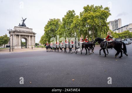London, Großbritannien. 30 September 2022 . Der King's Life Guard des Household Cavalry Mounted Regiment kehrt nach zeremoniellen Aufgaben in ihre Kasernen im Hyde Park zurück. Kredit: amer ghazzal/Alamy Live Nachrichten. Stockfoto