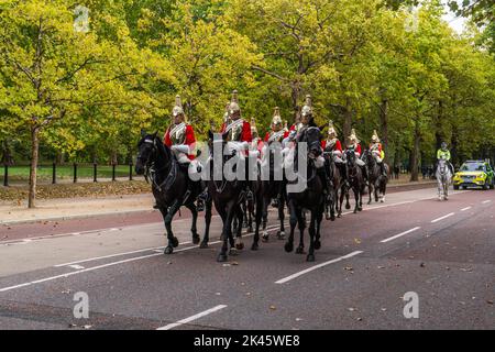 London, Großbritannien. 30 September 2022 . Der Lebensretter des „Household Cavalry Mounted Regiment“ fährt den Verfassungshügel hinunter, während sie nach der Ausübung zeremonieller Pflichten in ihre Baracken im Hyde Park zurückkehren. Kredit: amer ghazzal/Alamy Live Nachrichten. Stockfoto