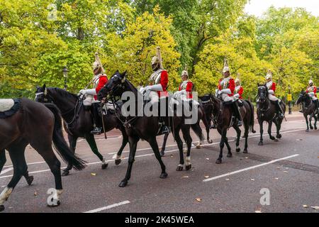 London, Großbritannien. 30 September 2022 . Der Lebensretter des „Household Cavalry Mounted Regiment“ fährt den Verfassungshügel hinunter, während sie nach der Ausübung zeremonieller Pflichten in ihre Baracken im Hyde Park zurückkehren. Kredit: amer ghazzal/Alamy Live Nachrichten. Stockfoto