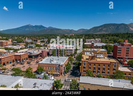 Flagstaff, Arizona, USA - 2. September 2022. Luftaufnahme der historischen Innenstadt von Flagstaff mit dem berühmten Hotel Monte Vista Stockfoto