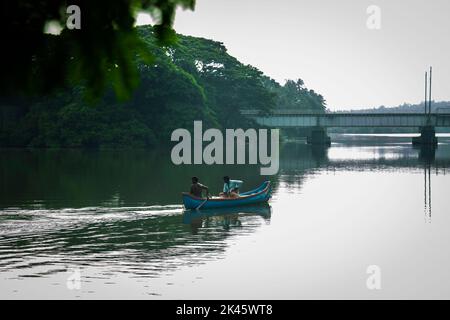 Männer bei der Arbeit - Kerala Backwaters Fischer auf Fischereipflicht Stockfoto