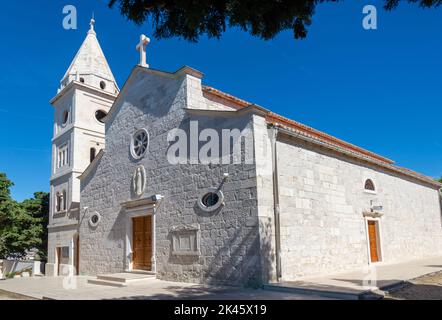 St. George's Church aus weißem Kalkstein, der auf einem Berg auf der Insel steht. Primosten, Kroatien. Stockfoto