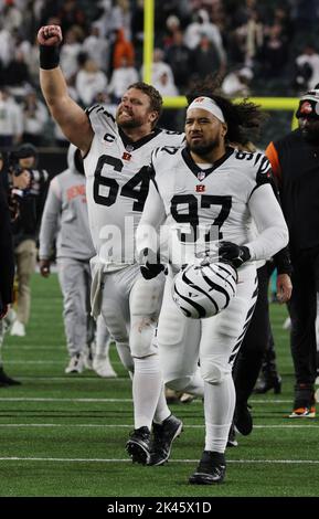 Cincinnati, Usa. 29. September 2022. Cincinnati Bengals Ted Karras (64) reagiert nach dem Sieg über die Miami Dolphins im Paycor Stadium am Donnerstag, den 29. September 2022 in Cincinnati, Ohio. Foto von John Sommers II/UPI Kredit: UPI/Alamy Live News Stockfoto