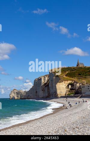 Blick auf die Falaise Amont Klippe und die Kapelle Notre-Dame de la Garde in Etretat, seine-Maritime, Normandie, Frankreich. Stockfoto