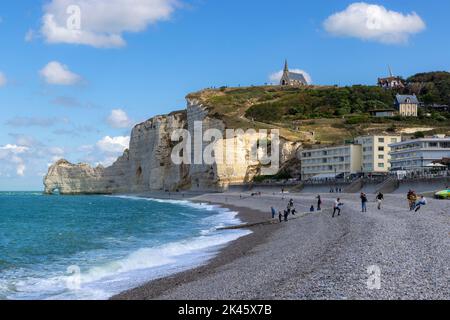 Blick auf die Falaise Amont Klippe und die Kapelle Notre-Dame de la Garde in Etretat, seine-Maritime, Normandie, Frankreich. Stockfoto