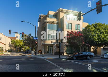 MOUNTAIN VIEW, CA, USA - 29. SEPTEMBER 2022: Castro Street in Downtown Mountain View, California, USA. Abendsonne. Stockfoto