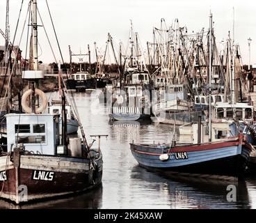 Die Fisher-Flotte im Hafen. King’s Lynn. Norfolk, England. VEREINIGTES KÖNIGREICH. Ca. 1990 Stockfoto