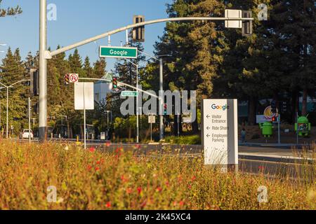 Mountain View, Kalifornien 29. August 2022: Google-Straßenschild am Hauptsitz in Mountain View, Kalifornien. Stockfoto