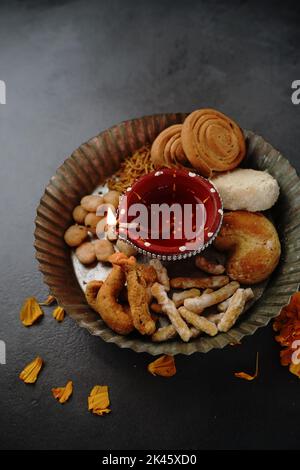 Diwali Snacks mit Diya Lampe beleuchtet - Deepavali Hintergrund, selektive Focu Stockfoto