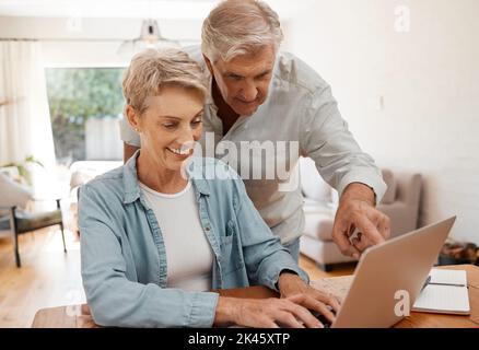 Ruhestand, Seniorenpaar und E-Commerce auf Laptop für den Kauf von zu Hause Finanzierungsentscheidung zusammen. Glücklich verheiratete Menschen mit finanziellen Wahl für Online Stockfoto