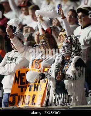 Cincinnati, Usa. 29. September 2022. Fans von Cincinnati Bengals jubeln in der zweiten Spielhälfte im Paycor Stadium am Donnerstag, den 29. September 2022 in Cincinnati, Ohio, um ihr Team gegen die Miami Dolphins an. Foto von John Sommers II/UPI Kredit: UPI/Alamy Live News Stockfoto