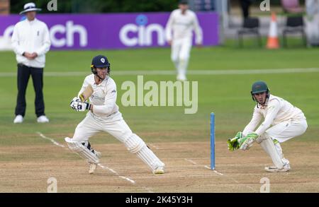 Luis Reece schlug für Derbyshire, beobachtet von Leicestershire-Torwart Harry Swindells während eines County Championship-Spiels Stockfoto