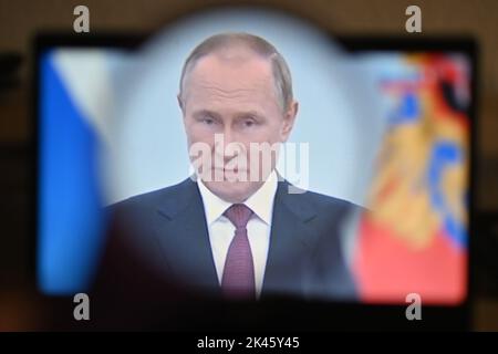 30. September 2022, Clermont Ferrand, Auvergne Rhone Alpes, Frankreich: Wladimir Putin hält eine Rede vor dem russischen Volk nach den Ergebnissen des Referendums über die Annexion in vier Regionen der Ukraine, die teilweise von Moskau kontrolliert werden: Donezk und Lugansk im Osten, Cherson und Saporischhia im Süden. Diese Rede zielt darauf ab, den „Eintritt neuer Territorien in die Russische Föderation“ zu formalisieren (Bild: © Adrien Fillon/ZUMA Press Wire) Stockfoto