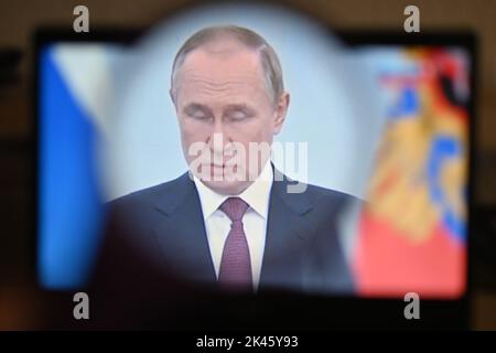 30. September 2022, Clermont Ferrand, Auvergne Rhone Alpes, Frankreich: Wladimir Putin hält eine Rede vor dem russischen Volk nach den Ergebnissen des Referendums über die Annexion in vier Regionen der Ukraine, die teilweise von Moskau kontrolliert werden: Donezk und Lugansk im Osten, Cherson und Saporischhia im Süden. Diese Rede zielt darauf ab, den „Eintritt neuer Territorien in die Russische Föderation“ zu formalisieren (Bild: © Adrien Fillon/ZUMA Press Wire) Stockfoto