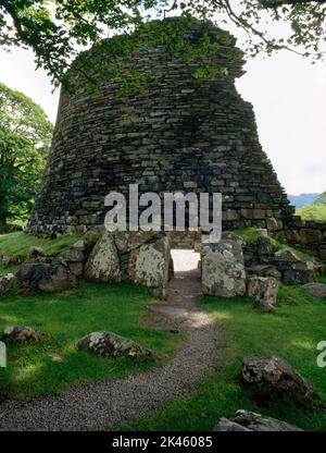 Ansicht E von Dun Telve Iron Age Broch Tower, Glenelg, Schottland, Großbritannien, zeigt den Eingangsdurchgang & einen Teil der Wand, der noch bis zu 10,1m hoch steht. Stockfoto