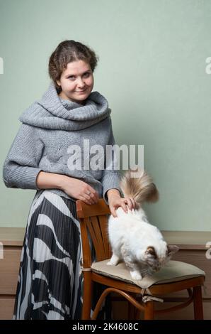 Nahaufnahme Foto von Frau mit beige flauschige Katze Stockfoto