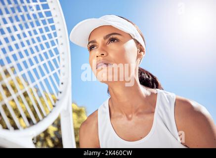 Fitness, Vision und Tennis von Frauen, die im Sommer auf einem Tennisplatz trainieren, Motivation und Denkweise. Sport, Gesicht und Fokus weiblich spielen ein Spiel oder Stockfoto