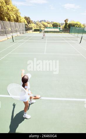 Frauen, Tennis und Sportler mit Schlägerausrüstung oder Ausrüstung spielen bei sportlichen Aktivitäten im Freien auf einem Platz ein Match. Fitness, Bewegung und Training im Training Stockfoto