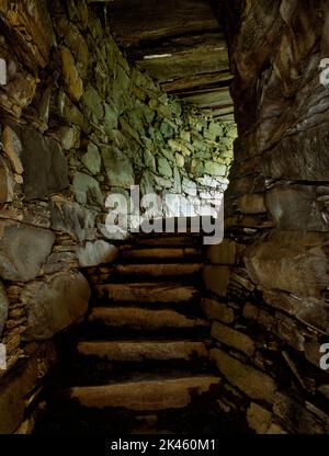 Sehen Sie SE die Treppe zwischen den inneren (R) und äußeren (L) Wänden des Dun Troddan Iron Age Broch Tower, Glenelg, Schottland, Großbritannien, verbunden durch Türmchen. Stockfoto