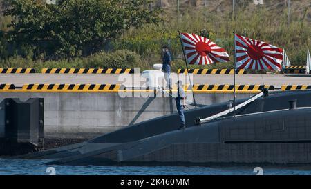 Yokosuka, Japan. 30. September 2022. Am Freitag, den 30. September 2022, stehen Mitglieder der japanischen maritimen Selbstverteidigungskräfte auf den U-Booten bei Fleet Activities (FLEACT) Yokosuka in der Präfektur Kanagawa, Japan. Foto von Keizo Mori/UPI Credit: UPI/Alamy Live News Stockfoto