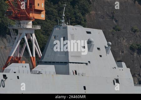 Yokosuka, Japan. 30. September 2022. Der Mehrzweck-Raketenzerstörer USS Zumwalt (DDG-1000), der der Zerstörerstaffel von 15. zugeordnet ist, ist am Freitag, den 30. September 2022, bei Fleet Activities (FLEACT) Yokosuka in der Präfektur Kanagawa, Japan, vor Anker gegangen. Foto von Keizo Mori/UPI Credit: UPI/Alamy Live News Stockfoto