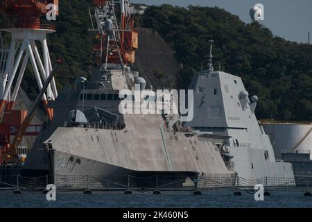 Yokosuka, Japan. 30. September 2022. Die USS Oakland (L, LCS-24) und der Mehrzweck-Raketenzerstörer USS Zumwalt (R, DDG-1000) sind am Freitag, dem 30. September 2022, bei Fleet Activities (FLEACT) Yokosuka in der Präfektur Kanagawa, Japan, vor Anker gegangen. Foto von Keizo Mori/UPI Credit: UPI/Alamy Live News Stockfoto