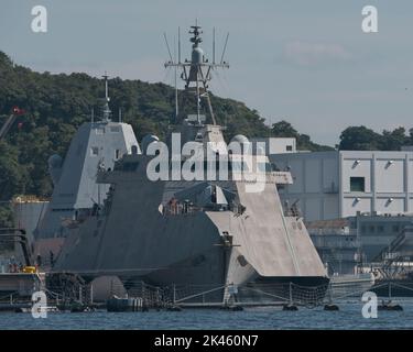 Yokosuka, Japan. 30. September 2022. Die USS Oakland (LCS-24), ein Küstenkampfschiff der Unabhängigkeitsklasse, ist am Freitag, den 30. September 2022, bei Fleet Activities (FLEACT) Yokosuka in der Präfektur Kanagawa, Japan, verankert. Foto von Keizo Mori/UPI Credit: UPI/Alamy Live News Stockfoto