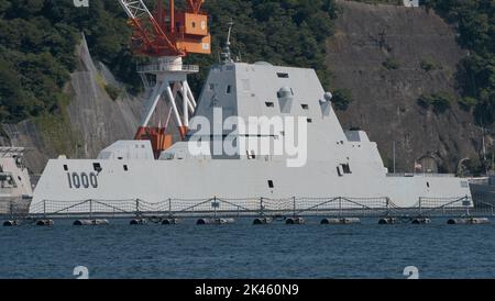 Yokosuka, Japan. 30. September 2022. Der Mehrzweck-Raketenzerstörer USS Zumwalt (DDG-1000), der der Zerstörerstaffel von 15. zugeordnet ist, ist am Freitag, den 30. September 2022, bei Fleet Activities (FLEACT) Yokosuka in der Präfektur Kanagawa, Japan, vor Anker gegangen. Foto von Keizo Mori/UPI Credit: UPI/Alamy Live News Stockfoto